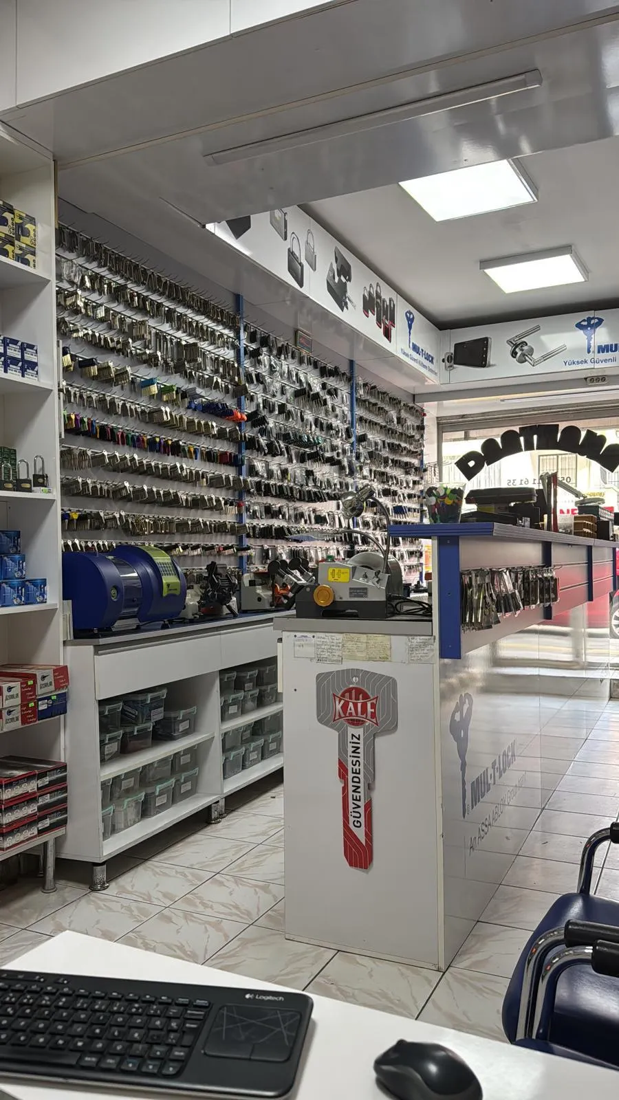 Karakoyun Anahtarcı dükkân içi — duvar dolusu anahtar çeşidi ve profesyonel anahtar kesim makineleri, Ankara